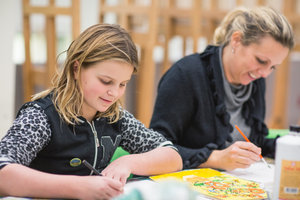 Een meisje en haar moeder doen mee aan een workshop in het museum. Foto: Nina Albada Jelgersma