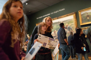 Een moeder en haar twee dochters doen de speurtocht in het Van Gogh Museum