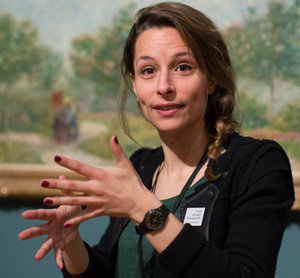 Rondleider in gebaren in het museum, foto Brenda Roos