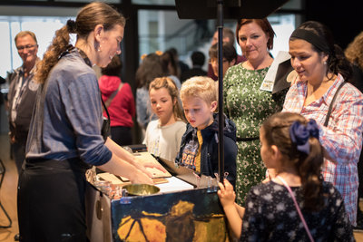 De tekenkar tijdens de Familiedagen in het Van Gogh Museum. Foto: Brenda Roos