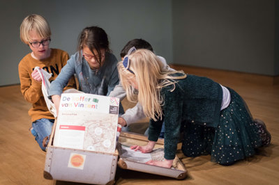 Kinderen spelen met de koffer van Vincent
