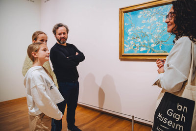 Een gezin krijgt uitleg bij het schilderij Amandelbloesem tijdens een rondleiding in het Van Gogh Museum. Foto: Jelle Draper