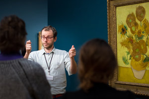 Een rondleider in gebaren in het museum, foto door Brenda Roos